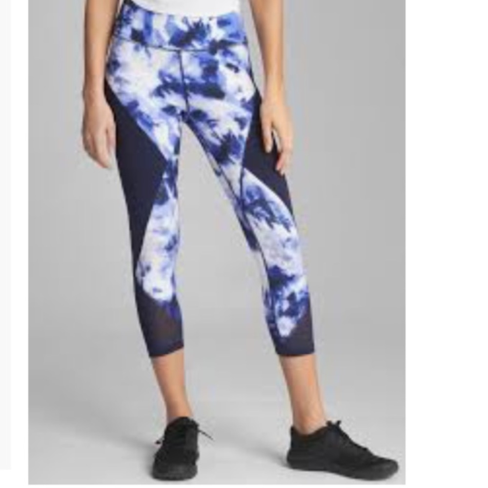GapFit gSpeed Capri Length Legging in Navy/White